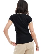 fitted t-shirt with contrast trim in black